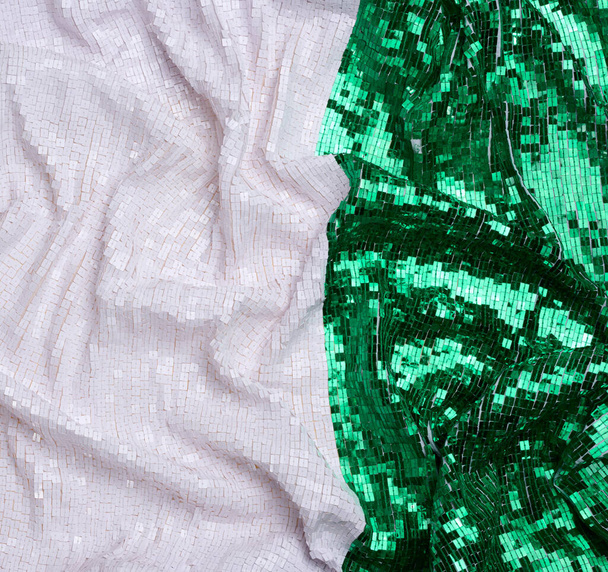 Вишиване полотно з білими і зеленими блискітками
 - Фото, зображення