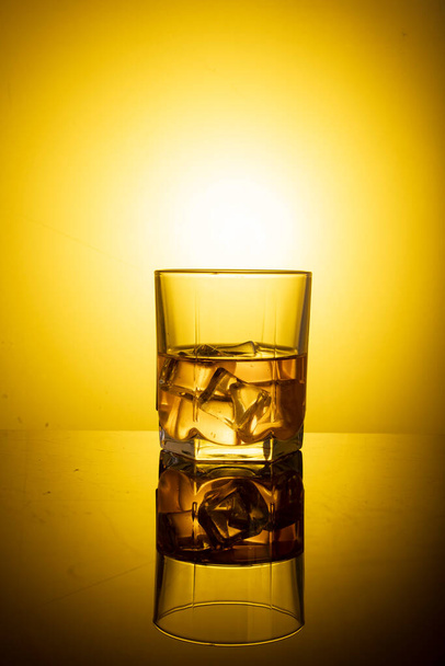 Whisky met ijs. Begrip alcoholhoudende drank. - Foto, afbeelding