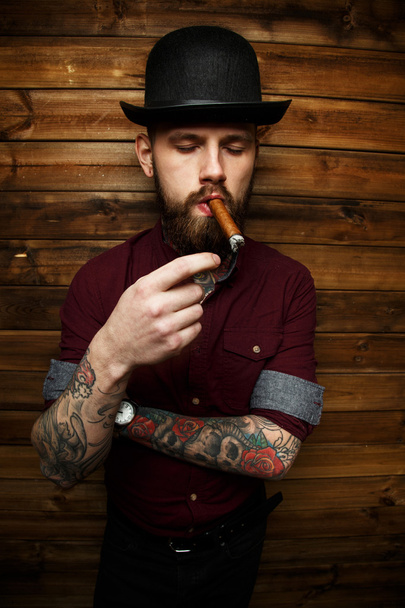 Brutální Tetovaný muž s doutníkem - Fotografie, Obrázek