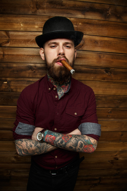 Erkek dövme ile puro içiyor - Fotoğraf, Görsel