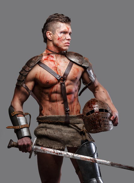 Gladiador ferido com corpo muscular em armadura
 - Foto, Imagem