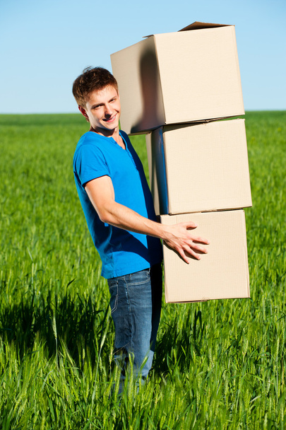 muž nesoucí krabice - Fotografie, Obrázek
