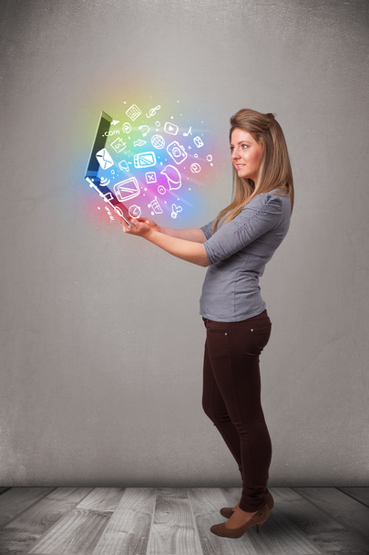 Jovem senhora segurando notebook com mão colorida desenhado multimídia
  - Foto, Imagem