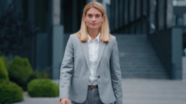 kaukaska kobieta spacery na zewnątrz sukces pewny bizneswoman profesjonalny menedżer lider przedsiębiorca korporacyjny pracownik pozowanie z ramionami skrzyżowane na ulicy w pobliżu biurowca patrzy przed kamerą - Materiał filmowy, wideo
