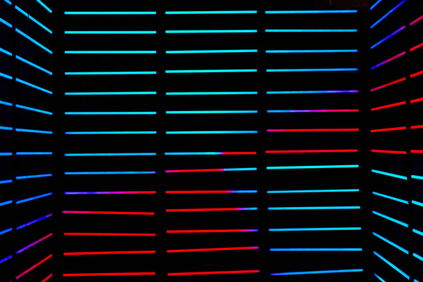 Imagen de Habitación oscura abstracta con postes led horizontales en azul y rojo - Foto, Imagen