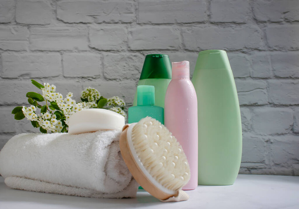 Shampoo fles, zeep, bloem op oude achtergrond - Foto, afbeelding