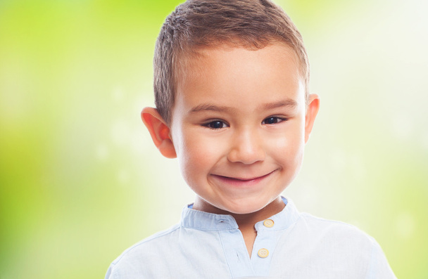 Kleine jongen met lachende gebaar - Foto, afbeelding
