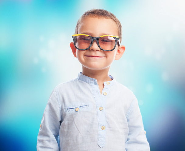 Niño pequeño con gafas de sol retro
 - Foto, imagen