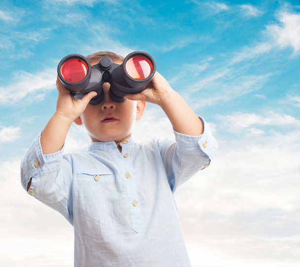 Little boy looking through binoculars - Fotografie, Obrázek