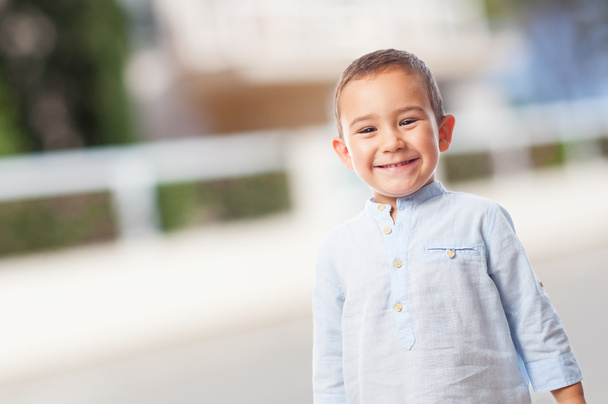 Kleiner Junge mit lächelnder Geste - Foto, Bild