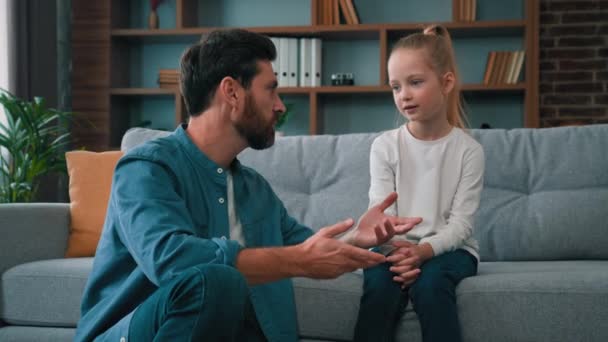 Upřímný rodinný rozhovor starostlivý otec muž chůva mluvit s dospívající dívka dcera učí dobré chování diskutovat o nedorozumění problém mentoring dítě. Kavkazská malá holčička ignoruje tátu - Záběry, video