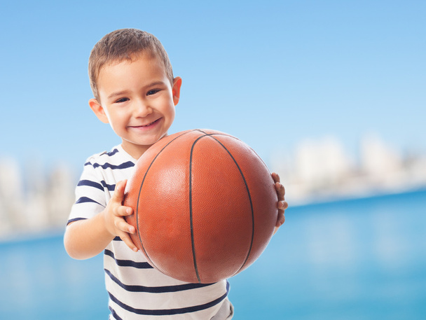 Niño pequeño sosteniendo pelota de cesta
 - Foto, Imagen