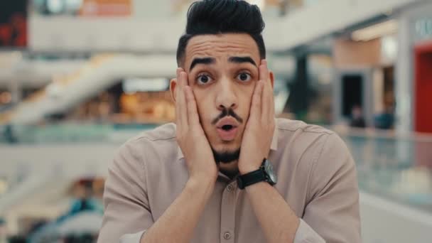 Indický hispánec etnické emoční muž vyhrát tvář reakci šokován s obchodem dosáhnout úspěchu ohromení chlap muž podnikatel úžas extatický při pohledu na kameru šťastný s vítězstvím euforie - Záběry, video
