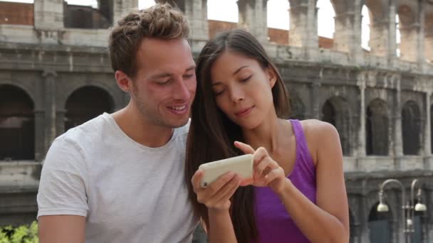 Couple using smartphone - Filmagem, Vídeo