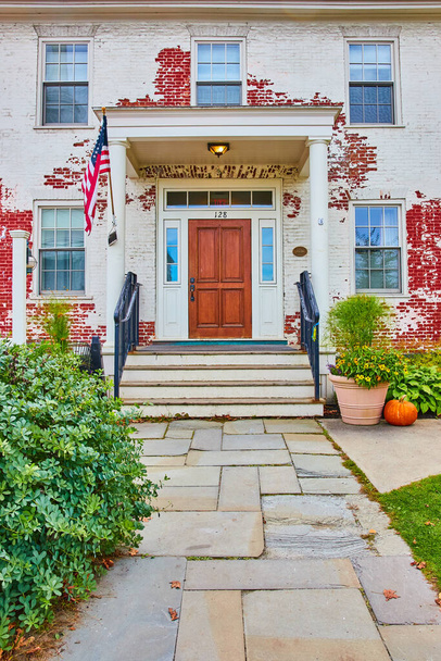 Image de chemin de pierre mène à la belle entrée de la maison en brique rouge et blanche dans le Vermont - Photo, image