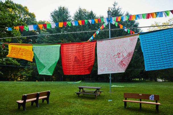 Imagen de Cuerda cubierta con banderas de oración budistas tibetanos mongoles - Foto, Imagen