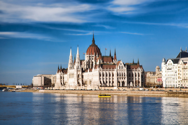Parlamento con Danubio a Budapest, Ungheria
 - Foto, immagini
