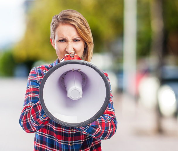 Гарненька жінка кричить з мегафоном
 - Фото, зображення