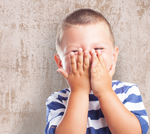 Divertido niño escondiendo su cara
 - Foto, Imagen
