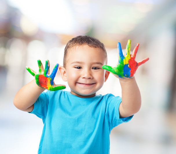 Aranyos gyerek kezét festékkel - Fotó, kép