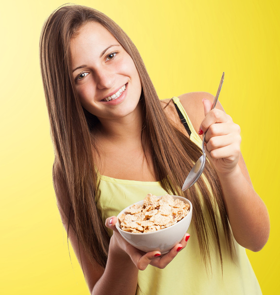 Pretty girl eating cereals - Valokuva, kuva
