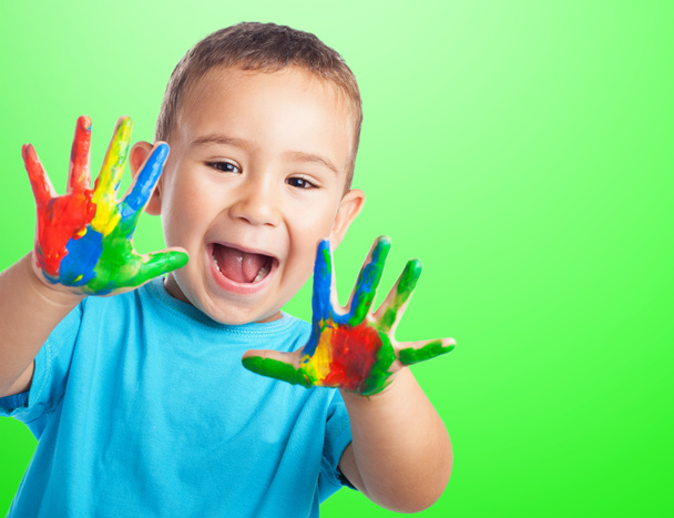 Χαριτωμένο παιδί που παίζει με το χρώμα - Φωτογραφία, εικόνα