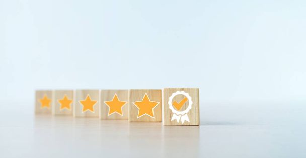 Business käsite onnellinen asiakas tarkistaa 5 tähteä luokitus erinomaisessa palvelun tyytyväisyyttä. Idea kanta asiakkaan positiivista palautetta tyytyväinen ja nauttia tuotteen paras kokemus - Valokuva, kuva