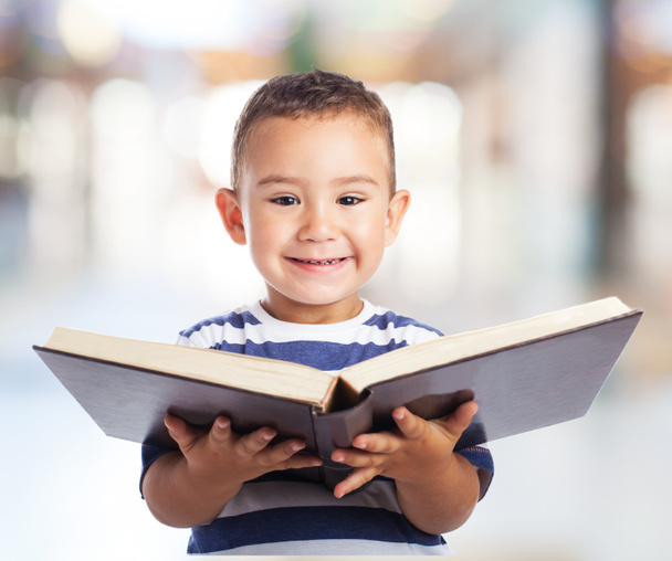 Симпатичный ребенок с большой книгой
 - Фото, изображение