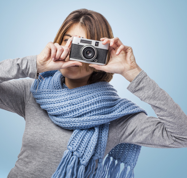 jeune femme prenant des photos avec appareil photo - Photo, image