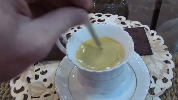 Tasse de café dans le café
 - Séquence, vidéo