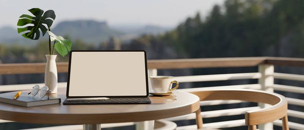 Nahaufnahme-Bild, tragbares Tablet mit drahtloser Tastatur und Schreibwaren auf dem Tisch am Balkon mit herrlichem Bergblick im Hintergrund. 3D-Darstellung, 3D-Illustration - Foto, Bild