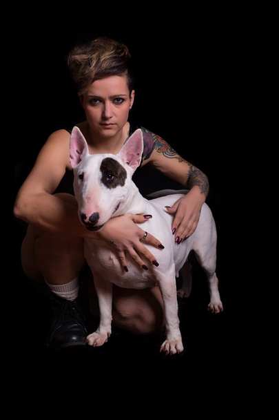 Tattooed Woman and bull terrier - Foto, afbeelding
