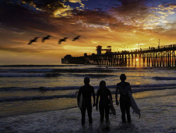 Surfers op een prachtige zonsondergang - Foto, afbeelding