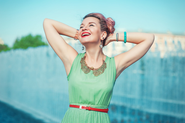Szczęśliwy piękna młoda kobieta z nawiasów klamrowych w odzież vintage  - Zdjęcie, obraz