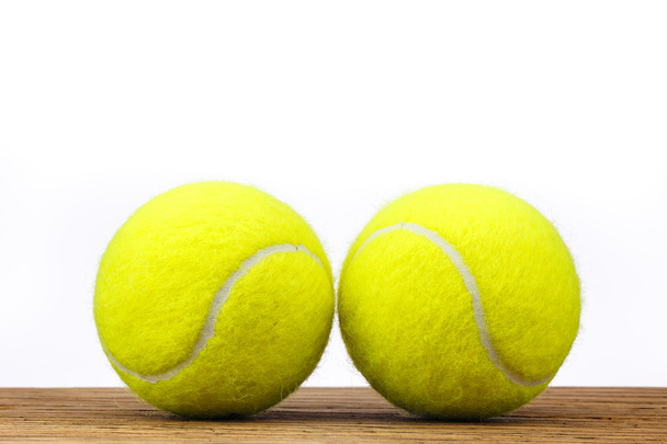 zwei Tennisbälle Tischholz isoliert - Foto, Bild