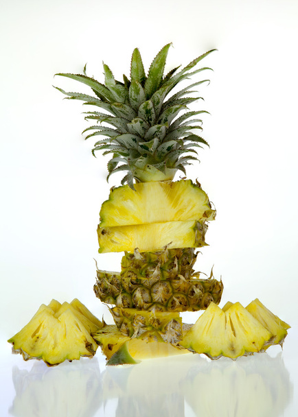 Beyaz üzerinde dilimleri olan ananas. - Fotoğraf, Görsel