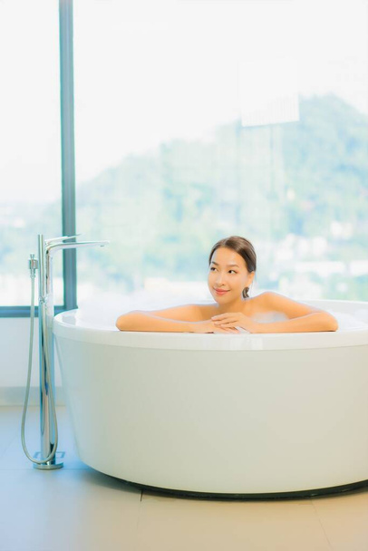 Portret piękna młoda azjatycka kobieta relaks cieszyć się w wannie w łazience i WC wnętrza - Zdjęcie, obraz