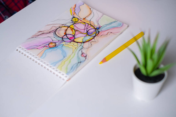 Abstracte neurografische tekening met gekleurde potloden. Kleurrijke neurografie - Foto, afbeelding
