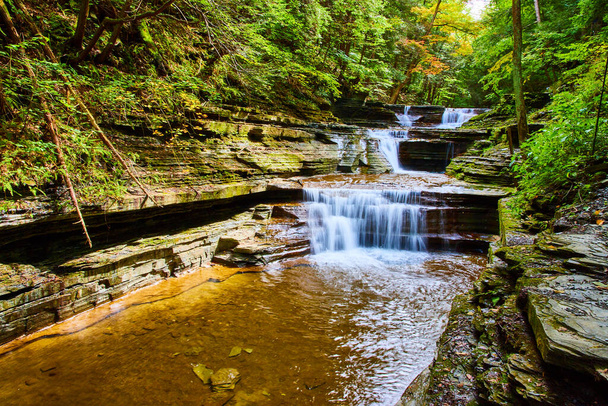 Afbeelding van prachtige lagen van watervallen in rotsachtige kloof en bos van Upstate New York - Foto, afbeelding