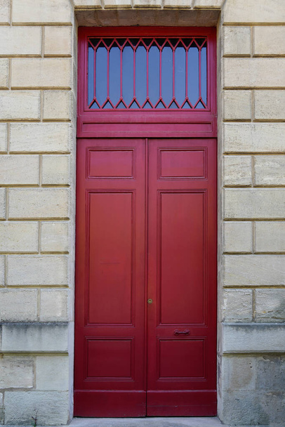Tür hölzerne rote Hauseingangstür Hausfassade Stadt - Foto, Bild