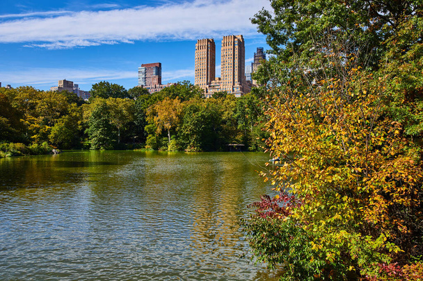 Kép a tó és erdők belsejében Central Park New York City toronyház mögött - Fotó, kép