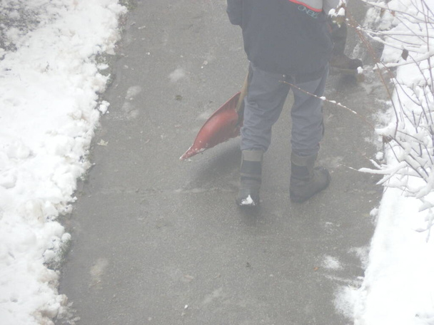 Limpieza de la calle con limpiaparabrisas en invierno - Foto, imagen
