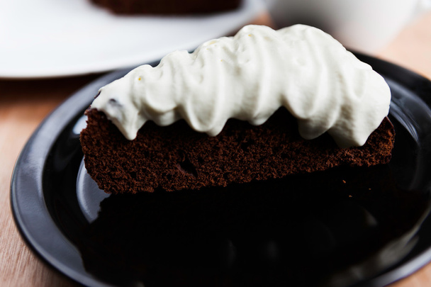 Primo piano di pezzo di torta al cioccolato con una crema
 - Foto, immagini