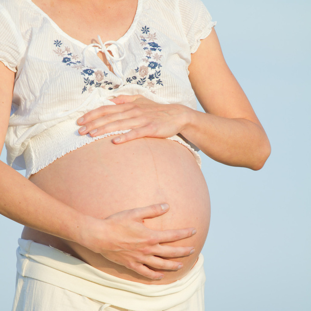 kobieta w ciąży na plaży - Zdjęcie, obraz