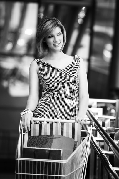 Beautifull woman with shopping cart - Foto, afbeelding