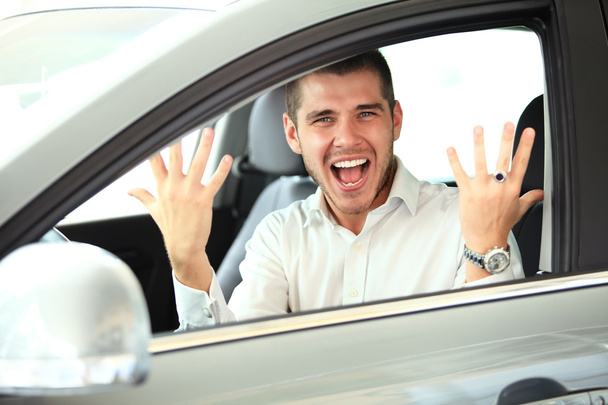 Счастливый человек в своей новой машине
 - Фото, изображение