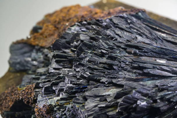 Природно сланцева шахта з металу крупним планом
 - Фото, зображення