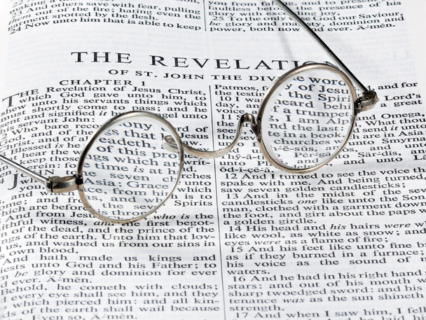zabytkowe czytanie okulary na stronie Biblii - Zdjęcie, obraz