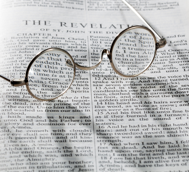 Антикварные очки для чтения на странице Библии
 - Фото, изображение