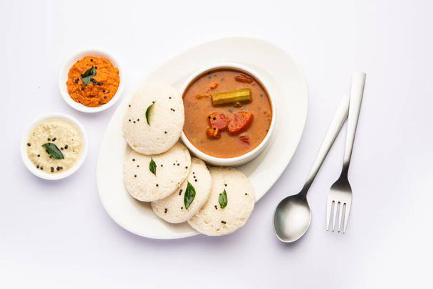 Idly sambar o Idli con sambhar e chutney verde e rosso. Popolare colazione indiana del sud - Foto, immagini